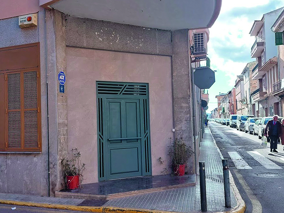 L'antic cafè Auba del carrer Renou reconvertit en casa.
